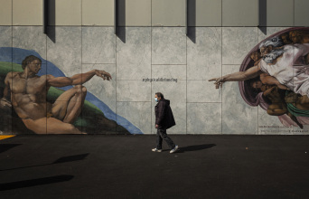 Άνδρας που περπατά φορώντας μάσκα προστασίας από τον κορωνοϊό