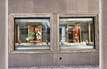 Γιατί σταματάνε όλοι στην βιτρίνα του Πενθερουδάκη;