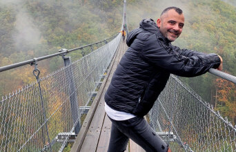 Ο Χάρης Νικολακάκης των εκδόσεων Bell 