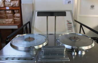 Μείκτης πάνω σε τραπέζι