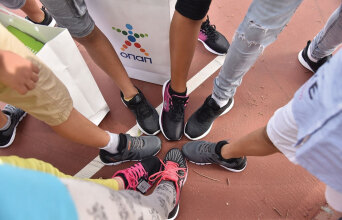 Ο ΟΠΑΠ προσφέρει παπούτσια σε παιδιά που το έχουν ανάγκη