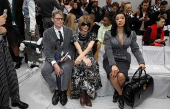 Η Cardi B κάθεται δίπλα στην Anna Wintour 