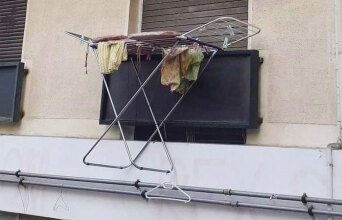 Κρεμάστρα με πόδια στερεωμένη στον αέρα έξω από παράθυρο