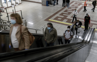 Άνθρωποι στο μετρό με μάσκα λόγω covid-19