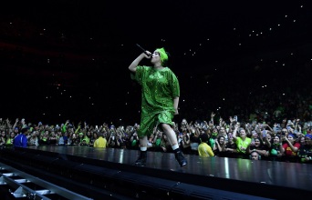 Η τραγουδίστρια Billie Eilish σε ζωντανή εμφάνισή της