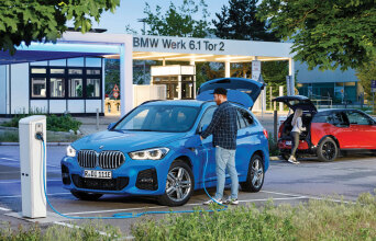 Άνδρας φορτίζει το BMW αυτοκίνητό του