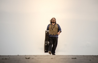 Ο τραγουδιστής Κύριλλος Ρούσσος, γιος του Ντέμη Ρούσσου