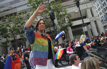 Η αντιπρόεδρος των ΗΠΑ, Καμάλα Χάρις με τζιν μπουφάν με στρας στα χρώματα του Pride