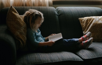 Παιδί που διαβάζει βιβλίο