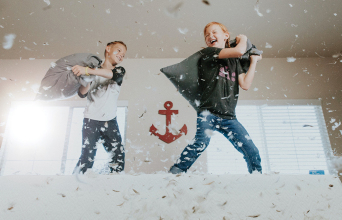 Παιδιά που παίζουν μαξιλαροπόλεμο