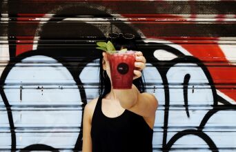 4 φημισμένα αθηναϊκά bar που κάνουν delivery τα cocktails τους