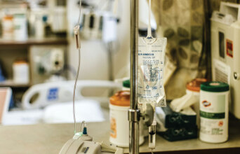 Τραπέζι νοσοκομείου με φάρμακα και ορούς