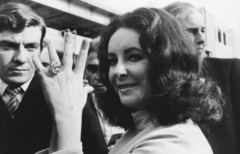 Η Elizabeth Τaylor με τεράστιο διαμαντένιο δαχτυλίδι ©Getty Images/ Express Newspapers/Hulton Archive
