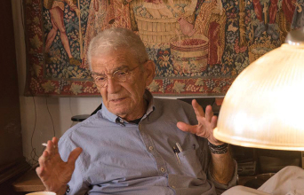 Ο Γιάννης Μπουτάρης στο γραφείο του στο κτήμα της Κυρ-Γιάννη στο Γιαννακοχώρι 