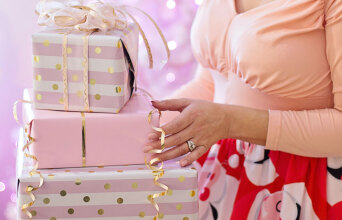 Γυναίκα κρατάει χριστουγεννιάτικα δώρα