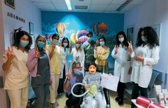 Ο 8χρονος Γιάννης βγαίνει από τη ΜΕΘ όπου νοσηλευόταν με κορωνοιό