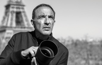 Η Σταυρούλα Παναγιωτάκη συνομιλεί με το Νίκο Αλιάγα για την φωτογραφία του, που η Δήμαρχος Παρισίων, Anne Hidalgo επέλεξε για να στείλει ευχές.