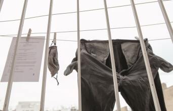 Κρεμασμένο παντελόνι σε κάγκελα πόρτας νοσοκομείου