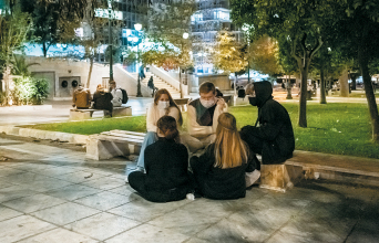 Έφηβοι κάθονται σε παγκάκι στην πλατεία Συντάγματος