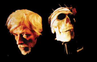 Κεφάλη άνδρα και κρανίο σε μαύρο φόντο