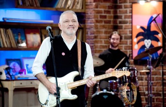 Ο Νίκος Πορτοκάλογλου παίζει κιθάρα στην τηλεοπτική εκπομπή Μουσικό Κουτί