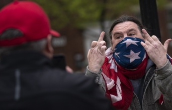 Πολίτης στην Αμερική που υψώνει το μεσαίο δάχτυλο