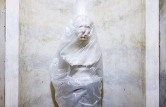 Βανδαλισμένο άγαλμα στο Καπιτώλιο των ΗΠΑ μετά την εισβολή οπαδών του Τραμπ