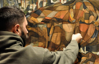 «Αφαιρώντας μου τα τελευταία δικαιώματα»: Πίνακας του Σταμάτη Λάσκου με γήινα χρώματα που απεικονίζει μια γυναίκα