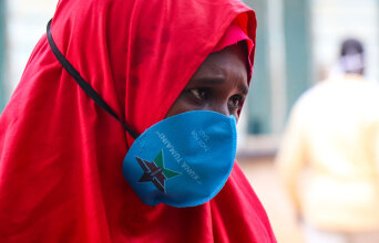 Κένυα - Μια πρόσφυγας περιμένει να μπει στην κλινική των Γιατρών Χωρίς Σύνορα που προσφέρει υπηρεσίες ψυχικής υγείας