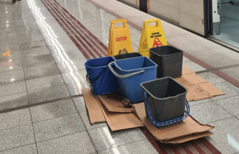 Κουβάδες μαζεύουν νερό που στάζει στο σταθμό του μετρό στη Νίκαια