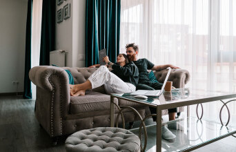 Ζευγάρι που διαβάζει