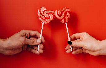 6 εστιατόρια που στέλνουν ερωτικά μενού για δύο σπίτι σου