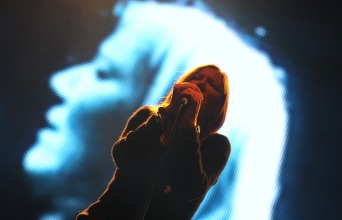 Η τραγουδίστρια Beth Gibbons σε συναυλία