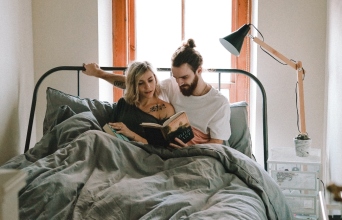 Ζευγάρι που διαβάζει μαζί στο κρεβάτι