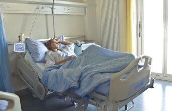 Ασθενής σε κρεβάτι νοσοκομείου