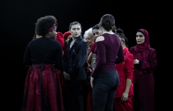 Γυναίκες που κοιτούν η μία την άλλη