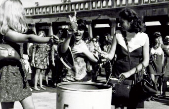 Ασπρόμαυρη φωτογραφία με κοπέλες που καίνε σουτιέν σε σιδερένιο κάδο