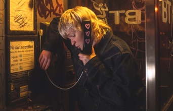 Η τραγουδίστρια Billy Nomates μιλάει σε τηλεφωνικό θάλαμο