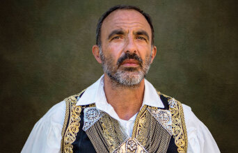 Ο Νίκος Αλιάγας ντυμένος με παραδοσιακή ελληνική φορεσιά © Βασίλης Αρτίκος