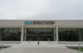 Το γλυπτό του Auguste Rodin μπροστά από τα σκαλιά της κεντρικής εισόδου της Εθνικής Πινακοθήκης της Ελλάδος