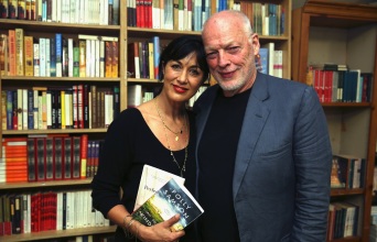 Ο David Gilmour με τη σύζυγό του Polly Samson σε παρουσίαση των βιβλίων της