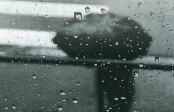 Άνθρωπος στη βροχή