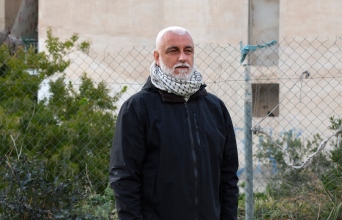 Ο ζωγράφος και δημιουργός της τοιχογραφίας «Το Φιλί», Ηλίας Παπαηλιάκης