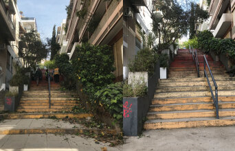 Η οδός Μαρασλή στο Κολωνάκι πριν (αριστερά) και μετά (δεξιά) τον καθαρισμό από το Δήμο