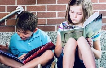 Παιδιά που διαβάζουν βιβλία