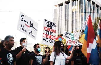 Άνθρωποι με πλακάτ σε διαδήλωση