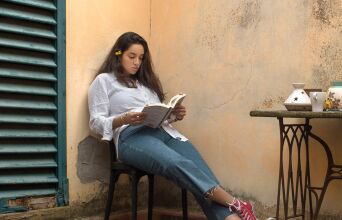 Κοπέλα που διαβάζει βιβλίο