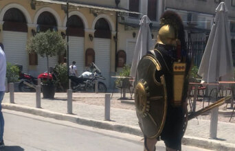 Άνδρας ντυμένος σπαρτιάτης πολεμιστής περπατάει στο δρόμο