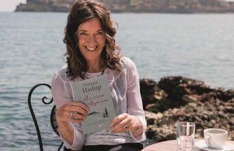 Η συγγραφέας Victoria Hislop κρατάει στα χέρια της το νέο της μυθιστόρημα «Μια νύχτα του Αυγούστου» (εκδ. Ψυχογιός)
