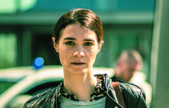 Η Πηνελόπη Τσιλίκα υποδύεται τη Θάλεια Καρούζου στον «Σιωπηλό Δρόμο»